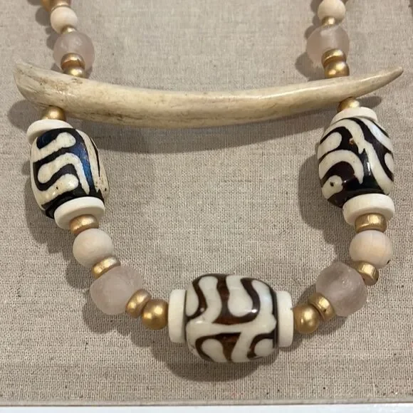 New Southern Touch Bead Necklace with Brown Details and Tooth